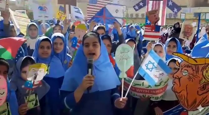 ۱۳ آبان؛ روز شکستن هیمنه استکبار جهانی در دبستان ام البنین گرامی داشته شد