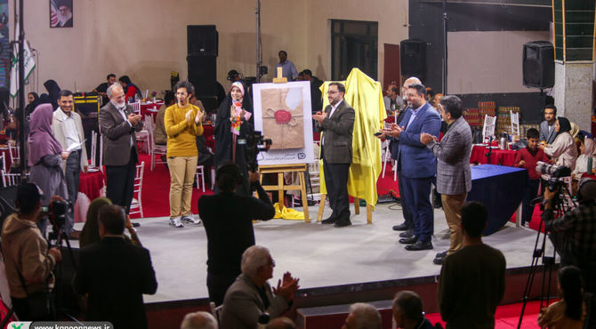 رونمایی از نشان شصت‌سالگی کانون در شب هم‌دلی اهالی ادبیات کودک و نوجوان