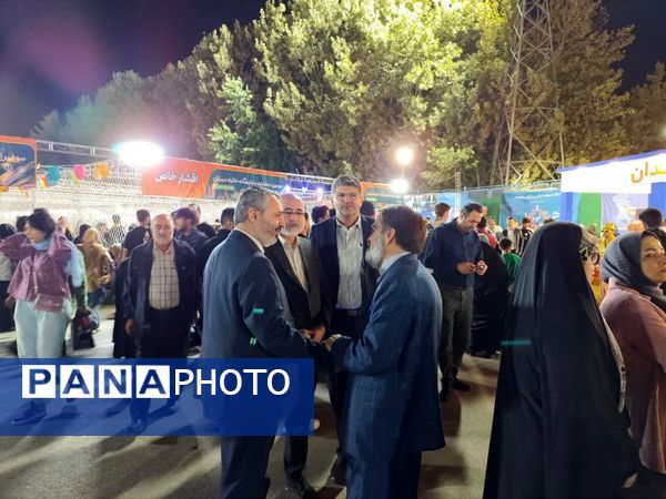 بازدید عضو شورای اسلامی شهر مشهد مقدس از غرفه منطقه ۱۰ شهرداری در بوستان ملت