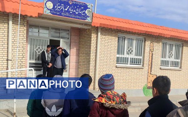 مانور زلزله در مدرسه محمد باقر بهزاد