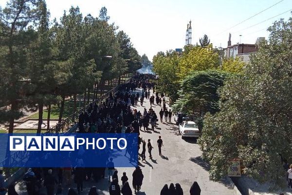 جاماندگان اربعین حسینی در  راهپیمایی حرم تا حرم نیشابور 