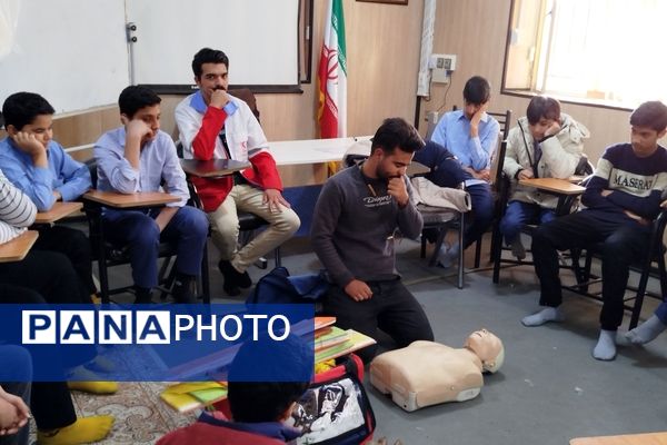 حضور دانش‌آموزان دبیرستان نمونه دانش در پایگاه هلال احمر کاشمر