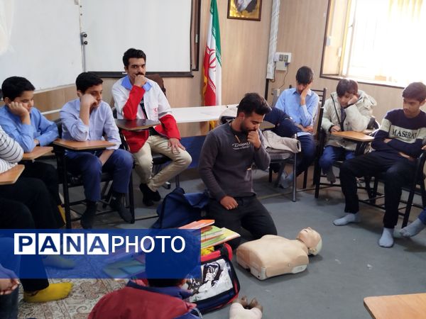 حضور دانش‌آموزان دبیرستان نمونه دانش در پایگاه هلال احمر کاشمر