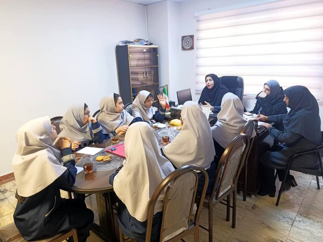 شورای دانش آموزی بازوی فکری و اجرایی مدرسه است 