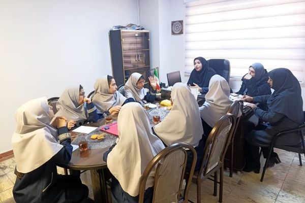 شورای دانش آموزی بازوی فکری و اجرایی مدرسه است 