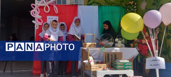 تقدیر از دانش‌آموزان برتر قرآنی در دبستان حضرت رقیه (س)