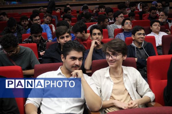 آیین تجلیل از برگزیدگان چهل و دومین دوره مسابقات فرهنگی و هنری دانش‌آموزان شهر تهران