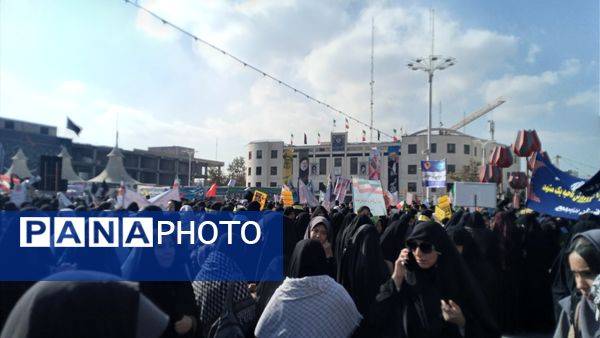 راهپیمایی به مناسبت ۱۳ آبان در میدان شهدا 