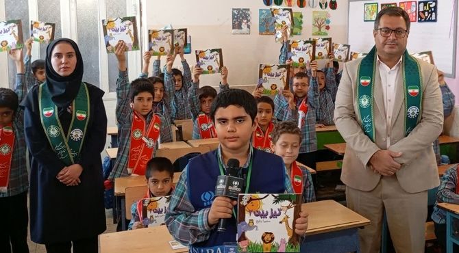 حال خوش کتابخوانی با هدیه کتاب به دانش‌آموزان