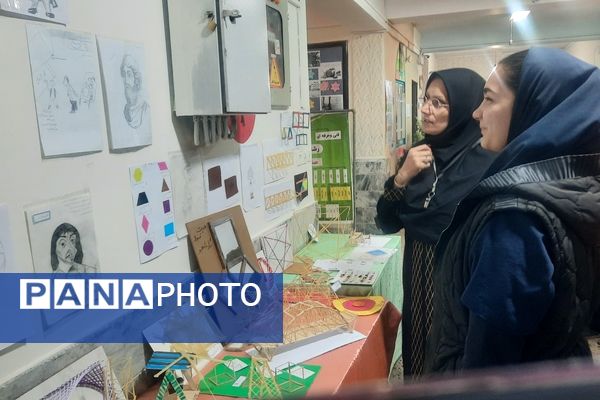 نمایشگاه دست‌سازهای دانش‌آموزان دبیرستان فرهنگیان ناحیه ۷ مشهد 