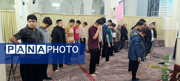 مراسم معنوی اعتکاف دانش‌آموزان پسر ابرکوهی در مسجد چهارده معصوم 