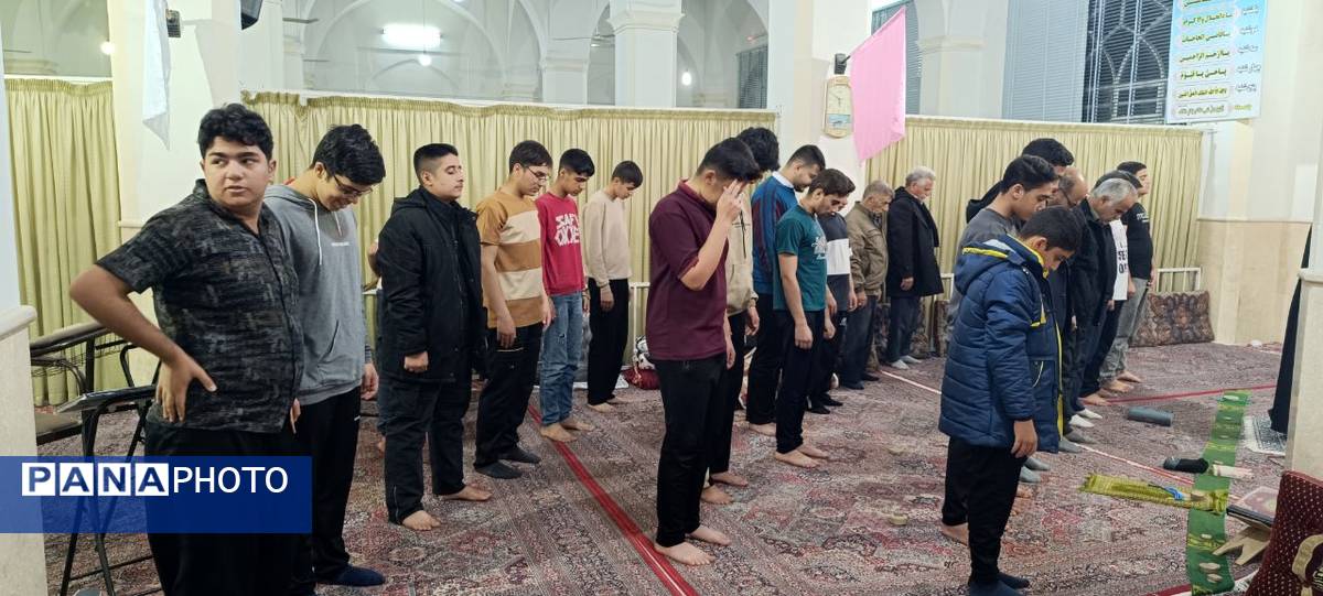 مراسم معنوی اعتکاف دانش‌آموزان پسر ابرکوهی در مسجد چهارده معصوم 
