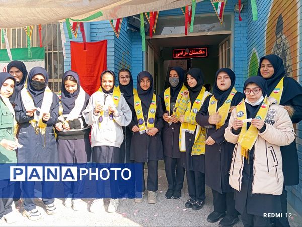 جشن تقدیر پیشتازان برگزیده پویش بوسه بر دستان مادر در دبیرستان دخترانه انقلاب اسلامی 