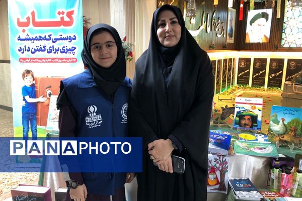 ایجاد غرفه‌های کتاب توسط دانش‌آموزان به مناسبت هفته کتاب و کتابخوانی در ناحیه دو شهرری 
