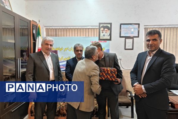 تجلیل ازوالدین جانباز در دبیرستان شاهد شهید معزی