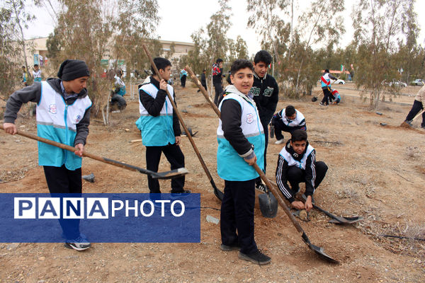 جلوه‌هایی از آیین درختکاری در اردوگاه شهدای 15 خرداد قم