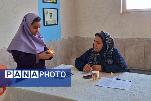 تصاویری زیبا از تمرکز دانش‌آموزان دختر در المپیاد رویش ناحیه۳ شیراز 