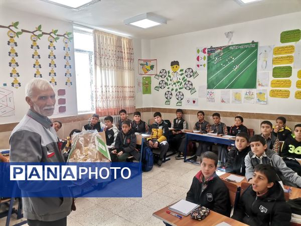 جشن تقدیر از بانوان آموزگار به‌مناسبت روز مادر در دبستان شهید پسندیده فدافن