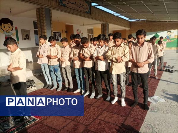 برگزاری نماز جماعت ظهر و عصر در مدرسه شهید حججی سیریک 