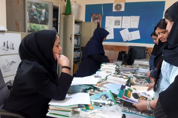 مراسم توزیع کتاب‌های درسی در مدرسه خدیجه کبری زاغه برگزار شد