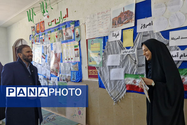 بازدید دبیر‌کل اتحادیه انجمن‌های اسلامی مدارس کشور از نمایشگاه‌های مدرسه انقلاب استان فارس