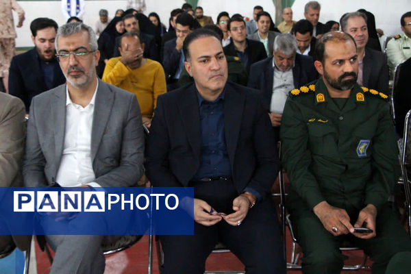 ثبت اثر انگشت هزار دانش‌آموز یزدی پای پرچم ایران