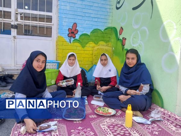 بازارچه درون مدرسه در دبستان دخترانه شهید احمد خاقانی شیروان
