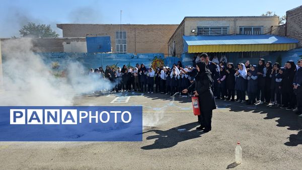 بزرگداشت روز آتش‌نشان در مدرسه شهید خاقانی شهرستان شیروان