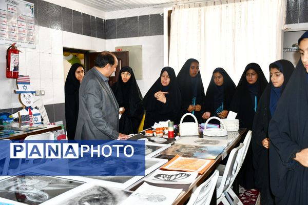 برپایی نمایشگاه آثار دانش‌آموزی در مدرسه متوسطه اول نمونه دولتی امام رضا (ع) فیض‌آباد