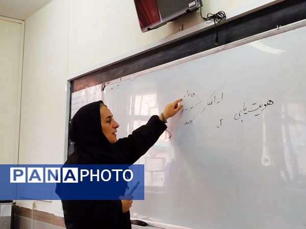 برگزاری کلاس آموزشی با محوریت هویت یابی در دبیرستان دخترانه نور اردبیل