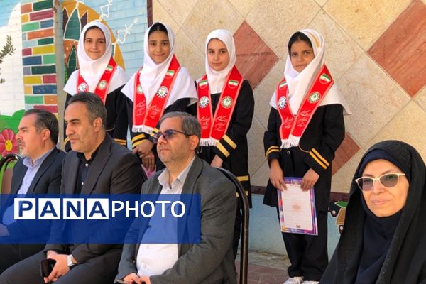 نواختن زنگ مصباح الهدی توسط مدیر آموزش و پرورش ناحیه 2 شهرری در دبستان طواف و معماریان 
