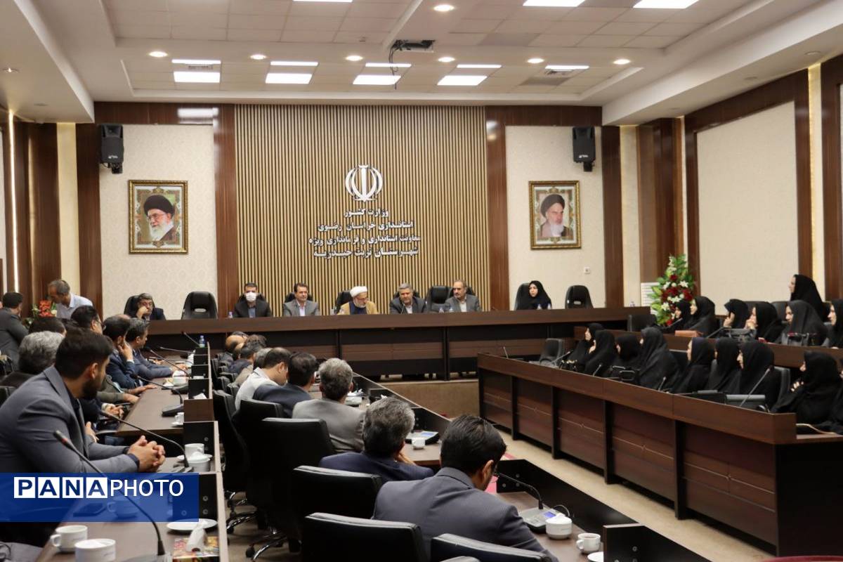 نشست هماندیشی فرهنگیان تربتحیدریه با محوریت نهضت مدرسهسازی