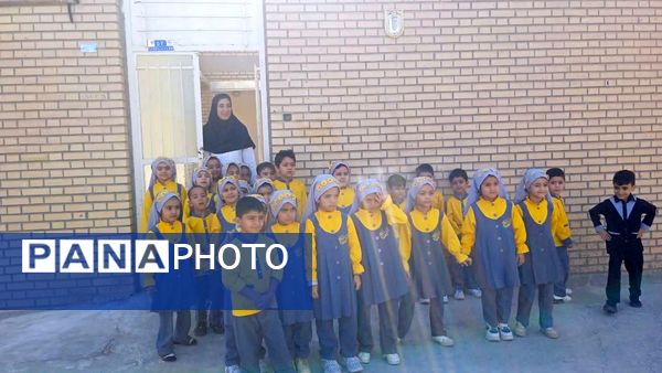 قدردانی از کارکنان خانههای بهداشت روستای فدافن در روز پرستار