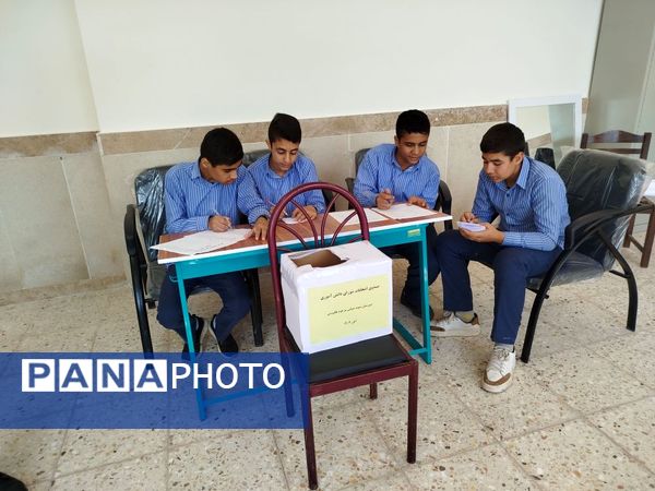 انتخابات شورای دانش‌آموزی در آموزشگاه نمونه شهرستان خلیل آباد