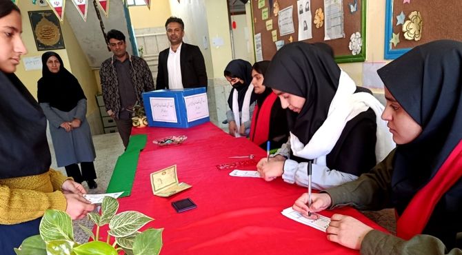 انتخابات شورای دانش آموزی در آموزشگاه نجمه ملک شیر