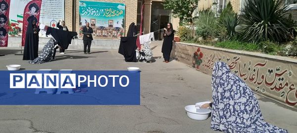 نمایش خیابانی دانش‌آموزان دختر استان البرز به مناسبت هفته دفاع مقدس 