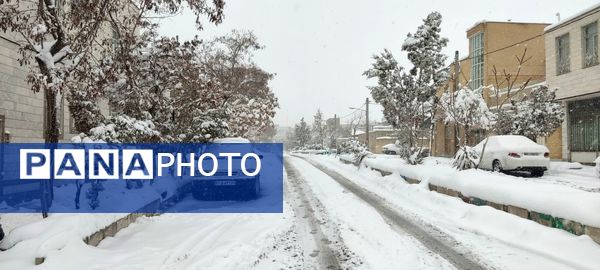 یلدای برفی در اراک؛ مردم با شادی به استقبال جشن یلدا می‌روند