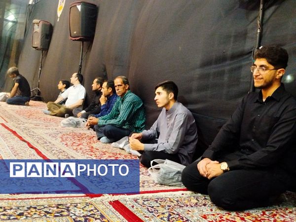 شب اول محرم، دانش‌آموزان کاشمری در هیئت انصار المهدی پرچم عشق برافراشتند