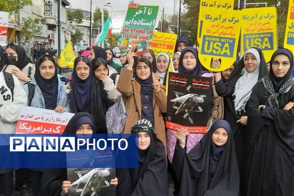 حضور دانش‌آموزان زنجانی در راهپیمایی روز ۱۳ آبان 