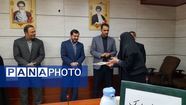 مراسم تجلیل از زحمات بانوان اداره آموزش و پرورش ملارد به مناسبت روز مادر 