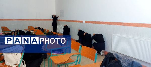 گرامیداشت هفته پدافند غیر عامل در دبیرستان نمونه دولتی برکت خاتم