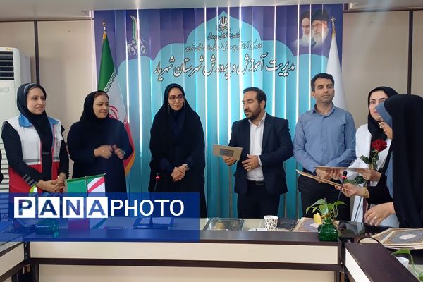 تقدیر از مراقبین سلامت و ارگان‌های مرتبط با حوزه سلامت در اداره آموزش و پرورش شهریار 