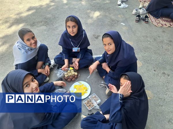 طعم همدلی، عطر امید در جشنواره غذای سلامت روان در مدرسه مهندس رحمانی فرد ناحیه یک مشهد مقدس