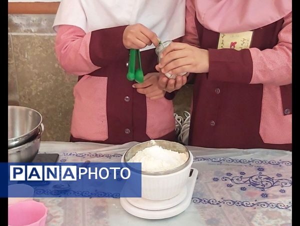 شیرینیِ دوستی اردوی دختران مهدیه در کارگاه شیرینی‌پزی کانون  امام خمینی(ره)