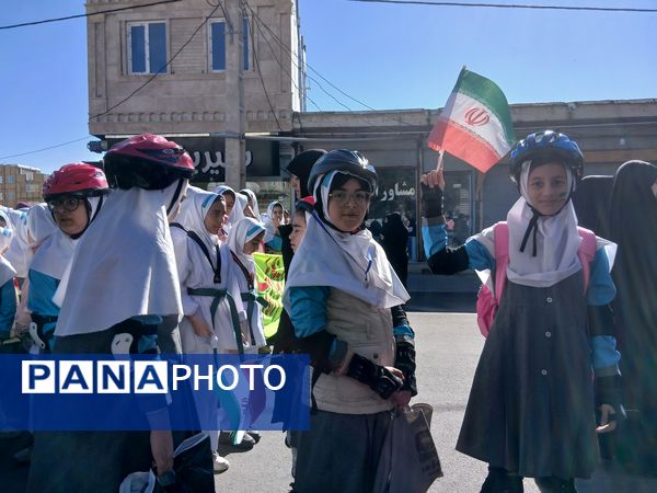 حضور پرشور فرهنگیان و دانش‌آموزان چاراویماق در یوم‌الله  ۱۳ آبان