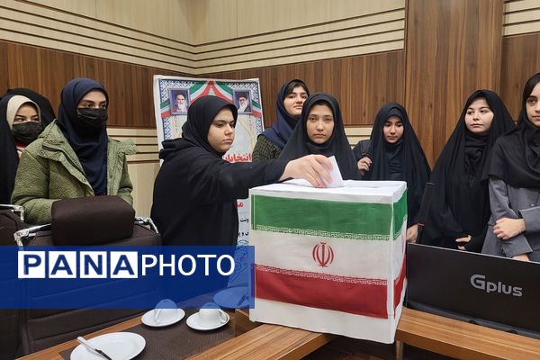 انتخابات شورای دانش آموزی منطقه‌ای با حضور معاون پرورشی و تربیت بدنی ناحیه دو شهرری 