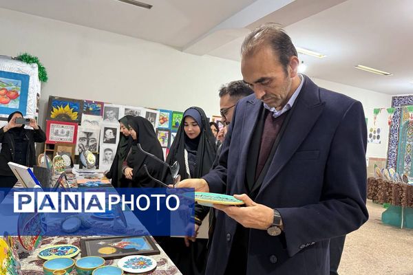 آیین افتتاحیه نمایشگاه هنری «ماها» در هنرستان شهید تاجیک بهارستان‌دو