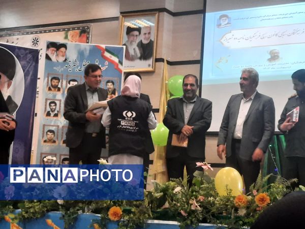 آیین تجلیل از فرهنگیان بسیجی ناحیه 2 شیراز