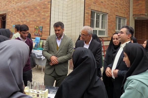 مراسم هفته پژوهش در دبیرستان بانو عفت آهنگری شهرری