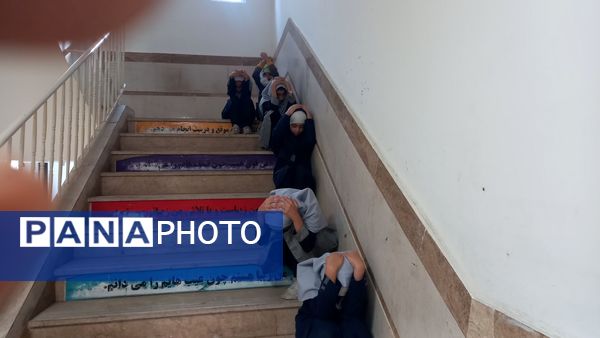 بیست و هفتمین مانور زلزله و ایمنی با شعار "مدرسه ایمن جامعه تاب آور " در دبستان پیام۲ ناحیه یک 